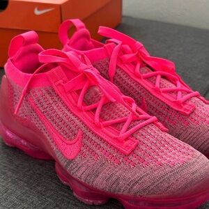 Nike Women’s Air Vapormax 2021FK Neon Pink size 6.5
